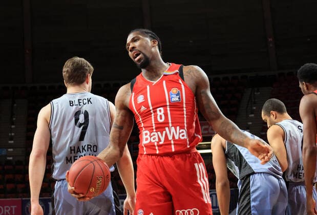 31 01 2021, BBL, FC Bayern Basketball vs Crailsheim Merlins, Audi Dome Muenchen Sport, in picture Fabian Bleck Merlins Crailsheim , Jalen Reynolds FCB Basketball disagrees with referee