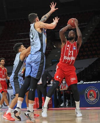 31 01 2021, BBL, FC Bayern Basketball vs Crailsheim Merlins, Audi Dome Muenchen Sport, in picture Bogdan Radosavljevic Merlins Crailsheim vs James Gist FCB Basketball