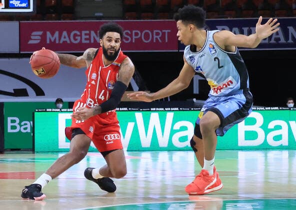 31 01 2021, BBL, FC Bayern Basketball vs Crailsheim Merlins, Audi Dome Muenchen Sport, in picture DJ Seeley FCB Basketball vs Trae Bell Haynes Merlins Crailsheim