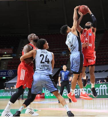 31 01 2021, BBL, FC Bayern Basketball vs Crailsheim Merlins, Audi Dome Muenchen Sport, pictured James Gist FCB Basketball , Jeremy Jones Merlins Crailsheim , Trae Bell Haynes Merlins Crailsheim vs DJ Seeley FCB Basket