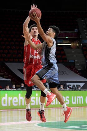 31 01 2021, xemx, Basketball BBL Bundesliga, FC Bayern Muenchen Basketball HAKRO Merlins Crailsheim emspor, v l Nihad Dedovic FC Bayern Basketball and Trae Bell Hayness HAKRO Merlins Crailsheim duel, duel, fight, tackle Muenchen