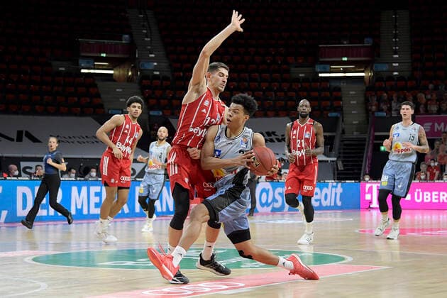 31 01 2021, xemx, Basketball BBL Bundesliga, FC Bayern Muenchen Basketball HAKRO Merlins Crailsheim emspor, v l Diego Flaccadori FC Bayern Basketball and Trae Bell Hayness HAKRO Merlins Crailsheim duel, duel, fight, tackle Muenchen