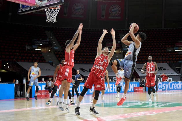 31 01 2021, xemx, Basketball BBL Bundesliga, FC Bayern Muenchen Basketball HAKRO Merlins Crailsheim emspor, v l Nick Weiler Babb FC Bayern Basketball , Diego Flaccadori FC Bayern Basketball and Trae Bell Hayness HAKRO Merlins Crailsheim duel, duel, fight, tackle Muenchen