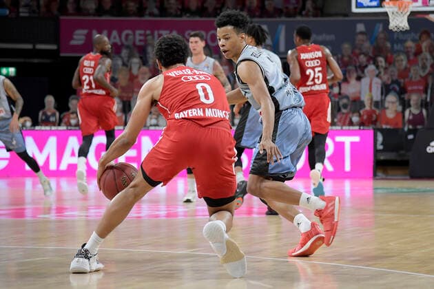 31 01 2021, xemx, Basketball BBL Bundesliga, FC Bayern Muenchen Basketball HAKRO Merlins Crailsheim emspor, v l Nick Weiler Babb FC Bayern Basketball and Trae Bell Hayness HAKRO Merlins Crailsheim duel, duel, fight, tackle Muenchen