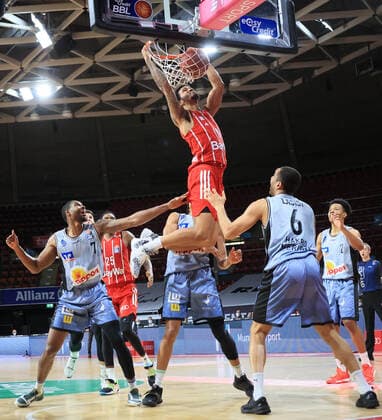 31 01 2021, BBL, FC Bayern Basketball vs Crailsheim Merlins, Audi Dome Muenchen Sport, in picture dunking Nick Weiler Babi FCB Basketball , Haywood Highsmith Merlins Crailsheim and Elias Lasisi Merlins Crailsheim can only look on