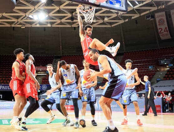 31 01 2021, BBL, FC Bayern Basketball vs Crailsheim Merlins, Audi Dome Muenchen Sport, in picture dunking Nick Weiler Babi FCB Basketball , Haywood Highsmith Merlins Crailsheim and Elias Lasisi Merlins Crailsheim can only look on