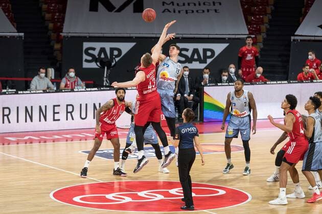 Basketball, BBL, 20210131, FC Bayern Munich Merlins Crailsheim In the picture Leon RADOSEVIC FC Bayern Munich, 43 and Bogdan RADOSAVLJEVIC Merlins Crailsheim, 15 Tip off referee Anne PANTHER Munich Audi Dome Bayern Germany Copyright: Passion2Press MarkusxFischerx