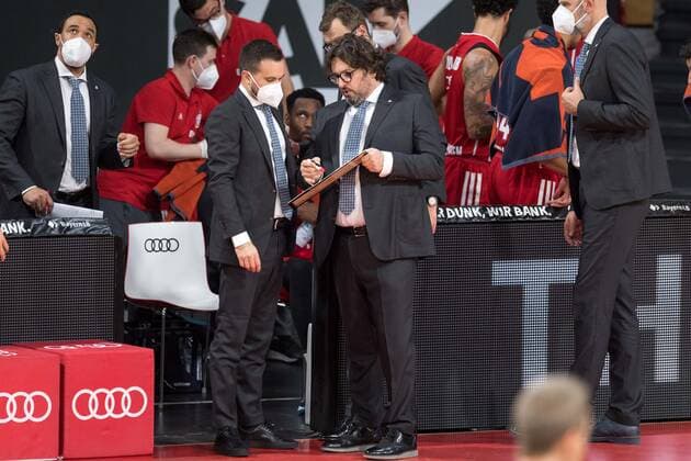 Basketball, BBL, 20210131, FC Bayern München Merlins Crailsheim In the picture Co Coach of FC Bayern München Adriano VERTEMATI and Head Coach of FC Bayern München Andrea TRINCHIERI Tactic Board Munich Audi Dome Bayern Germany Copyright: Passion2Press MarkusxFischerx