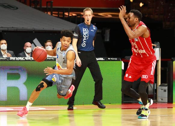 25 JaJuan Johnson FCBB red, vs 2 Trae Bell Haynes Crailsheim basketball, 1 Bundesliga, BBL, FC Bayern Munich, HAKRO Merlins Crailsheim at Audi Dome, 31 01 2021 PHOTO Mladen Lackovic LakoPress
