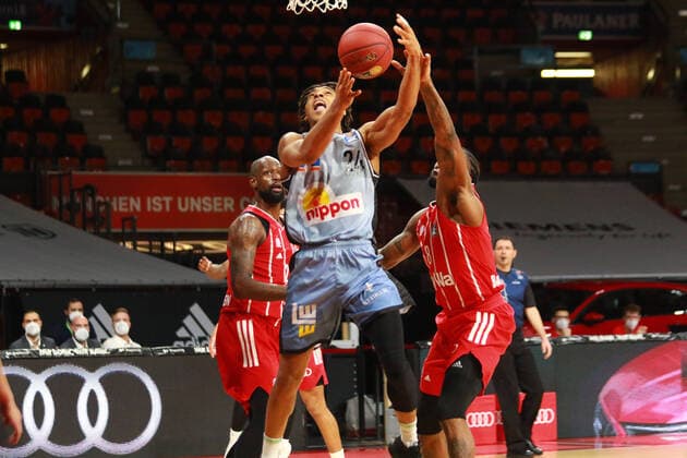 8 Jalen Reynolds FCBB red, against 24 Jeremy Jones , with ball, Crailsheim Basketball, 1 Bundesliga, BBL, FC Bayern Munich, HAKRO Merlins Crailsheim at Audi Dome, 31 01 2021 PHOTO Mladen Lackovic LakoPress
