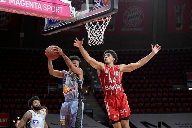 31 01 2021, xemx, Basketball BBL Bundesliga, FC Bayern Muenchen Basketball HAKRO Merlins Crailsheim emspor, v l Trae Bell Hayness HAKRO Merlins Crailsheim and Sasha Grant FC Bayern Basketball duel, duel, fight, tackle Muenchen
