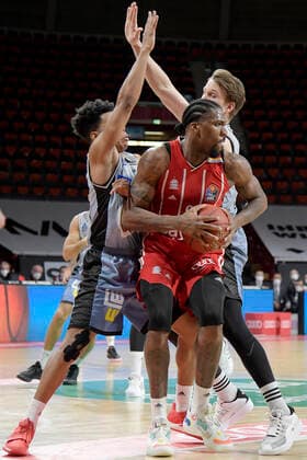31 01 2021, xemx, Basketball BBL Bundesliga, FC Bayern Muenchen Basketball HAKRO Merlins Crailsheim emspor, v l Trae Bell Hayness HAKRO Merlins Crailsheim , Jalen Reynolds FC Bayern Basketball and Fabian Bleck HAKRO Merlins Crailsheim duel, duel, fight, tackle Muenchen
