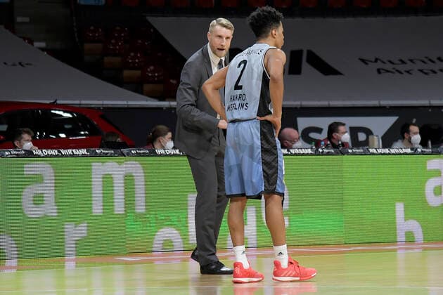 31 01 2021, xemx, Basketball BBL Bundesliga, FC Bayern Muenchen Basketball HAKRO Merlins Crailsheim emspor, v l Head Coach Tuomas Ilsalo HAKRO Merlins Crailsheim and Trae Bell Hayness HAKRO Merlins Crailsheim gives instructions, gestures with arms, gesticulate, gives instructions Muenchen