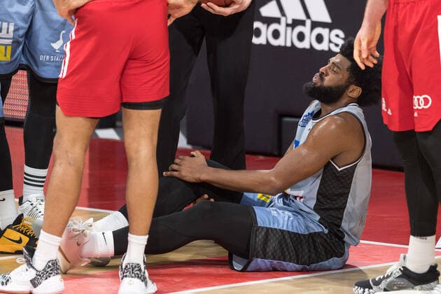 Basketball, BBL, 20210131, FC Bayern Munich Merlins Crailsheim Pictured Tim COLEMAN Merlins Crailsheim, 11 holds right knee Munich Audi Dome Bayern Germany Copyright: Passion2Press MarkusxFischerx