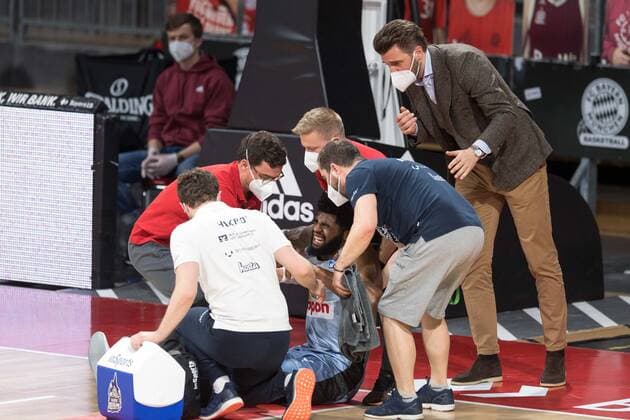 Basketball, BBL, 20210131, FC Bayern Munich Merlins Crailsheim Pictured Chief Executive Officer FC Bayern Munich Basketball Marko PESIC and medical team tending to injured Tim COLEMAN Merlins Crailsheim, 11 Munich Audi Dome Bayern Germany. Copyright: Passion2Press MarkusxFischerx
