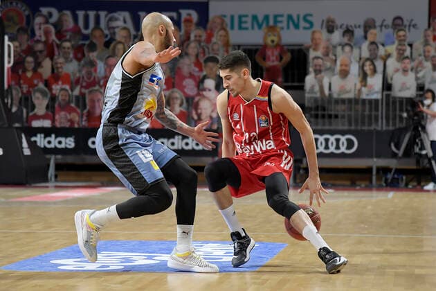 31 01 2021, xemx, Basketball BBL Bundesliga, FC Bayern Muenchen Basketball HAKRO Merlins Crailsheim emspor, v l Mourice Stuckey HAKRO Merlins Crailsheim and Diego Flaccadori FC Bayern Basketball duel, duel, fight, tackle Muenchen