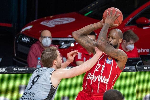Fabian Bleck 9 Crailsheim Merlins , James Gist 21 FC Bayern , FC Bayern Basketball vs Crailsheim Merlins, BBL, 31 01 2021 Muenchen Bayern Germany Copyright: xkolbert-press UlrichxGamelx