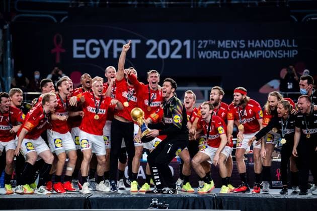 210131 Players of Denmark celebrates after winning the 2021 IHF World Handball Championship final between Denmark and Sweden on January 31, 2021 in Cairo Photo Mathias Bergeld BILDBYRAN COP 200 MB0121 bbeng handball handboll handball vm handball vm handbolls vm ihf handball world championship world handball championship 2021 world championship 2021 final gold medal match sweden sweden denmark denmark Jubil VM Guld Världsmästare world champions,  Copyright: MATHIASxBERGELD BB210131MB237