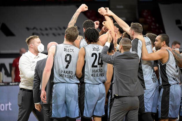 31 01 2021, xemx, Basketball BBL Bundesliga, FC Bayern Muenchen Basketball HAKRO Merlins Crailsheim emspor, v l final cheer, team, players, celebrate their victory Muenchen