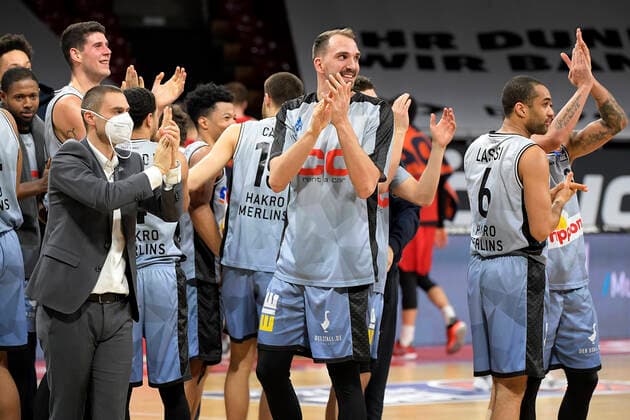 31 01 2021, xemx, Basketball BBL Bundesliga, FC Bayern Muenchen Basketball HAKRO Merlins Crailsheim emspor, v l final cheer, team, players, celebrate their victory Muenchen
