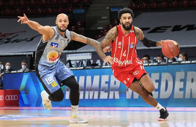31 01 2021, BBL, FC Bayern Basketball vs Crailsheim Merlins, Audi Dome Muenchen Sport, in picture Maurice Stuckey Merlins Crailsheim vs DJ Seeley FCB Basket