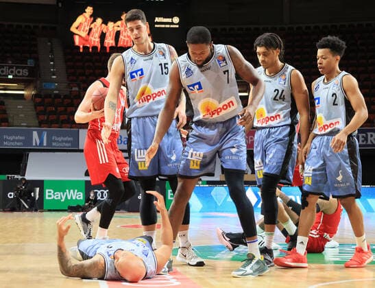 31 01 2021, BBL, FC Bayern Basketball vs Crailsheim Merlins, Audi Dome Muenchen Sport, pictured Bogdan Radosavljevic Merlins Crailsheim , Haywood Highsmith Merlins Crailsheim , Jeremy Jones Merlins Crailsheim and Trae Bell Haynes Merlins Crailsheim join their teammate Maurice Stuckey Merlins Crailsheim on the floor