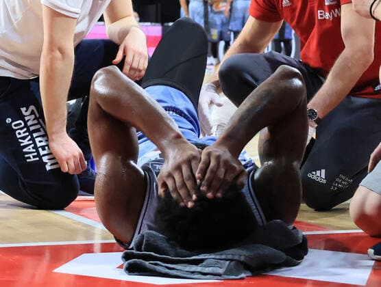 31 01 2021, BBL, FC Bayern Basketball vs Crailsheim Merlins, Audi Dome Muenchen Sport, in picture Tim Coleman Merlins Crailsheim very badly injured waiting for stretcher