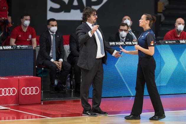 Basketball, BBL, 20210131, FC Bayern Munich Merlins Crailsheim In the picture Head Coach of FC Bayern Munich Andrea TRINCHIERI and referee Anne PANTHER instruction measure rule measure rule Munich Audi Dome Bavaria Germany Copyright: Passion2Press MarkusxFischerx