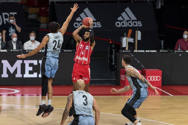 Basketball, BBL, 20210131, FC Bayern Munich Merlins Crailsheim Pictured Jeremy JONES Merlins Crailsheim, 24 defends against throw Dennis Jerome SEELEY FC Bayern Munich, 4 Munich Audi Dome Bayern Germany Copyright: Passion2Press MarkusxFischerx