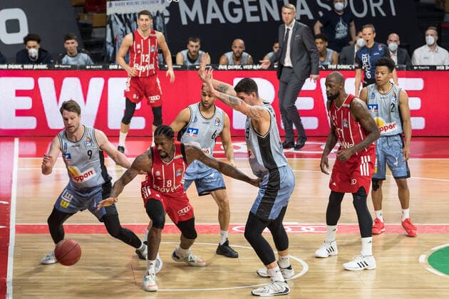 Basketball, BBL, 20210131, FC Bayern Munich Merlins Crailsheim In the picture Jalen REYNOLDS FC Bayern Munich, 8 fails to Fabian BLECK Merlins Crailsheim, 9 , Elias LASISI Merlins Crailsheim, 6 and Bogdan RADOSAVLJEVIC Merlins Crailsheim, 15 Munich Audi Dome Bayern Germany. Copyright: Passion2Press MarkusxFischerx