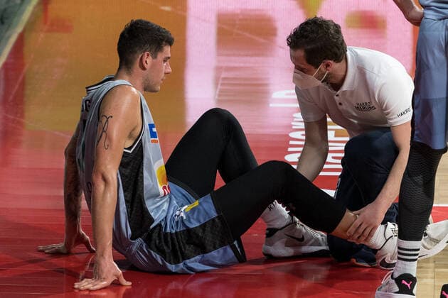 Basketball, BBL, 20210131, FC Bayern Munich Merlins Crailsheim In the picture Bogdan RADOSAVLJEVIC Merlins Crailsheim, 15 was treated right knee Munich Audi Dome Bayern Germany Copyright: Passion2Press MarkusxFischerx
