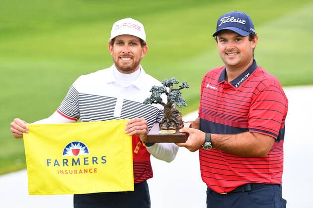 LA JOLLA, CA - JANUARY 31: Patrick Reed holds up the trophy next to his caddie Kessler Karain after winning the Farmers Insurance Open golf tournament at Torrey Pines Municipal Golf Course on January 31, 2021. The tournament was played without fans due to the COVID-19 pandemic. (Photo by Brian Rothmuller Icon Sportswire) GOLF: JAN 31 PGA, Golf Herren - Farmers Insurance Open Icon21013027