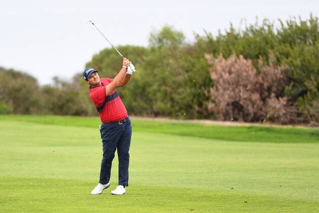 LA JOLLA, CA - JANUARY 31: Patrick Reed watches his shot on the 17th hole on the South Course during the final round of the Farmers Insurance Open golf tournament at Torrey Pines Municipal Golf Course on January 31, 2021. The tournament was played without fans due to the COVID-19 pandemic. (Photo by Brian Rothmuller Icon Sportswire) GOLF: JAN 31 PGA, Golf Herren - Farmers Insurance Open Icon21013043