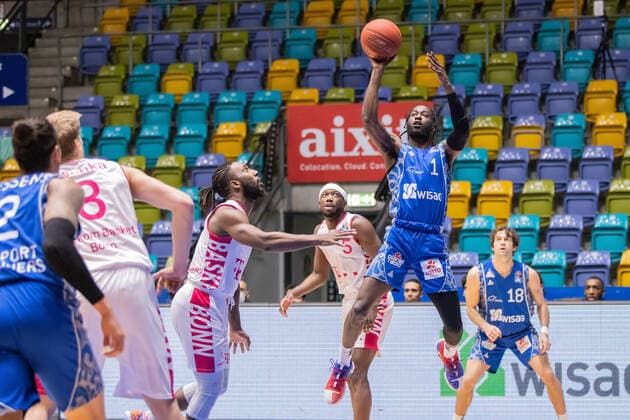 Fraport Skyliners Telekom Baskets Bonn, easyCredit BBL Matt Mobley Fraport Skyliners, 1 rises high to the basket, left defends Xavier Pollard Bonn, 2 Basketball match of the easyCredit BBL between Fraport Skyliners and Telekom Baskets Bonn on 31 January 2021 at Fraport Arena in Frankfurt am Main , Frankfurt am Main Hesse Germany Fraport Arena