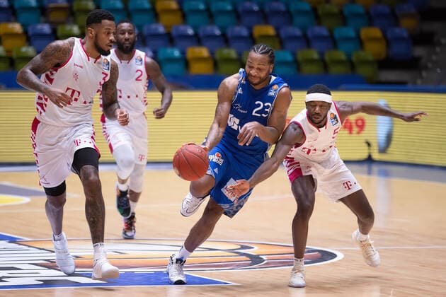 Fraport Skyliners Telekom Baskets Bonn, easyCredit BBL Quantez Robertson Fraport Skyliners, 23 is able to get by James Thompson IV Bonn, 3, left and Josh Hagins Bonn, 5 Basketball match of the easyCredit BBL between Fraport Skyliners and Telekom Baskets Bonn on 31 January 2021 at Fraport Arena in Frankfurt am Main , Frankfurt am Main Hesse Germany Fraport Arena