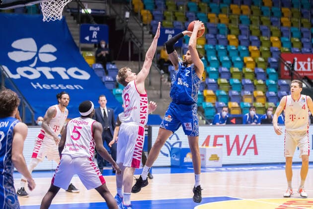 Fraport Skyliners Telekom Baskets Bonn, easyCredit BBL Michael Kessens Fraport Skyliners, 2 is obstructed by Benjamin Lischka Bonn, 8 but is still able to shoot to the basket Basketball match of the easyCredit BBL between Fraport Skyliners and Telekom Baskets Bonn on 31 January 2021 at Fraport Arena in Frankfurt am Main , Frankfurt am Main Hesse Germany Fraport Arena