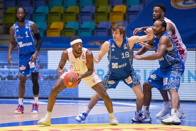 Fraport Skyliners Telekom Baskets Bonn, easyCredit BBL Josh Hagins Bonn, 5 is screened by Matt Mobley Fraport Skyliners, 1 , Joe Rahon Fraport Skyliners, 18 and Quantez Robertson Fraport Skyliners, 23 Right background James Thompson IV Bonn, 3 Basketball easyCredit BBL match between Fraport Skyliners and Telekom Baskets Bonn on 31 January 2021 at Fraport Arena in Frankfurt am Main , Frankfurt am Main Hesse Germany Fraport Arena.
