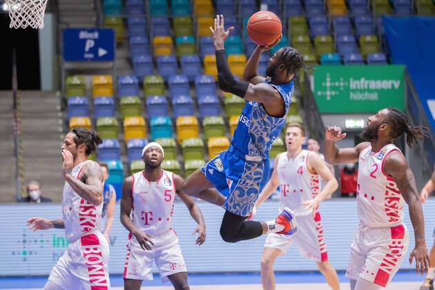 Fraport Skyliners Telekom Baskets Bonn, easyCredit BBL Matt Mobley Fraport Skyliners, 1 rises high to the basket Chris Babb Bonn, 7 , Josh Hagins Bonn, 5 , Strahinja Micovic Bonn, 4 and Xavier Pollard Bonn, 2 can only watch Basketball match of the easyCredit BBL between Fraport Skyliners and Telekom Baskets Bonn on 31 January 2021 at Fraport Arena in Frankfurt am Main , Frankfurt am Main Hesse Germany Fraport Arena