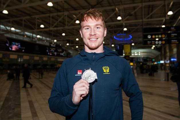 210201 Jonathan Edvardsson poses for a picture with his silver medal when parts of the Swedish national handball team arrive at Landvetter airport on 1 February 2021 in Landvetter,  Copyright: MATHIASxBERGELD BB210201MB003