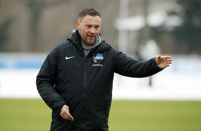 Coach Pal Dardai pointing, gesturing action upper body upper body sports football soccer training 1 Bundesliga men DFL season 2020 2021 02 02 2021 Hertha BSC Berlin DFL regulations prohibit any use of photographs as image sequences and or quasi video