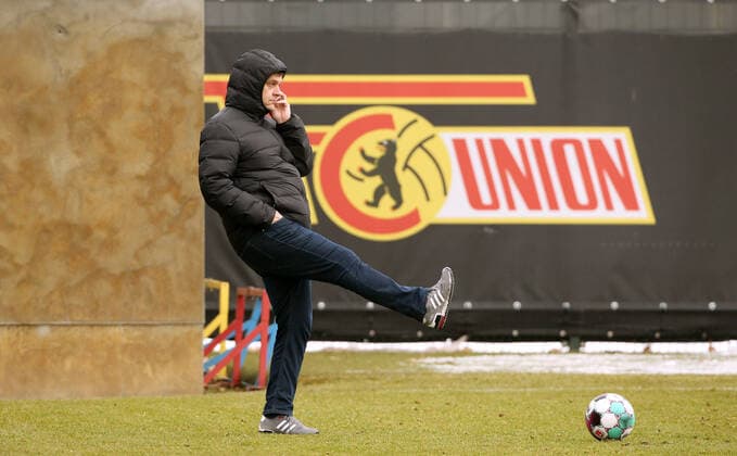 Sportdirektor Manager Geschäftsführer Oliver Ruhnert telefonierend am Telefon Sport Fußball Training 1 Bundesliga Herren DFL Saison 2020 2021 02 02 2021 1 FC Union Berlin FCU DFL regulations prohibit any use of photographs as image sequences and or quasi video