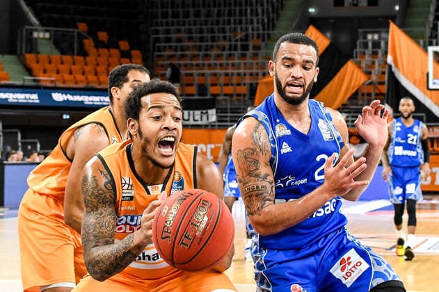 GER, BBL, ratiopharm ulm vs Fraport Skyliners 02 02 2021, ratiopharm arena, Neu Ulm, GER, BBL, ratiopharm ulm vs Fraport Skyliners, pictured Troy Caupain Ulm, 23 , Rasheed Moore Fraport, 20 nordphoto.GmbHx xHafner nph00200
