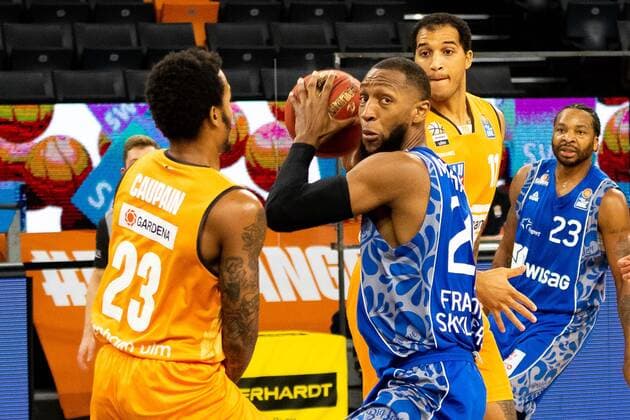 Kamari Murphy Fraport Skyliners 21 , Troy Caupain Ratiopharm Ulm 23 GER, Ratiopharm Ulm vs Fraport Skyliners, easycredit 1 Bundesliga Basketball, 4 Matchday, Season 2020 21, 02 02 2021 Ratiopharm Ulm vs Fraport Skyliners, Basketball New Ulm. Copyright: xEibner-Pressefoto RogerxBuerkex EP_EER