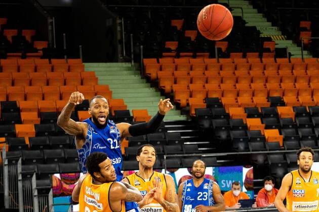 Kamari Murphy Fraport Skyliners 21 , Troy Caupain Ratiopharm Ulm 23 GER, Ratiopharm Ulm vs Fraport Skyliners, easycredit 1 Bundesliga Basketball, 4 Matchday, Season 2020 21, 02 02 2021 Ratiopharm Ulm vs Fraport Skyliners, Basketball New Ulm. Copyright: xEibner-Pressefoto RogerxBuerkex EP_EER