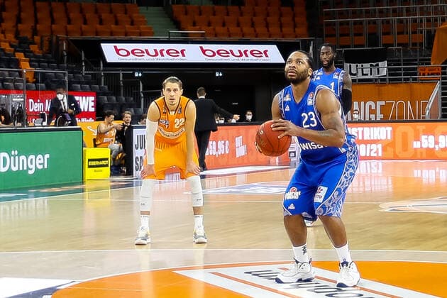 Quantez Robertson Fraport Skyliners 23 at free throw, Thomas Klepeisz Ratiopharm Ulm 22 waits and hopes for a miss GER, Ratiopharm Ulm vs Fraport Skyliners, easycredit 1 Bundesliga Basketball, Matchday 4, Season 2020 21, 02 02 2021 Ratiopharm Ulm vs Fraport Skyliners, Basketball New Ulm. Copyright: xEibner-Pressefoto RogerxBuerkex EP_EER