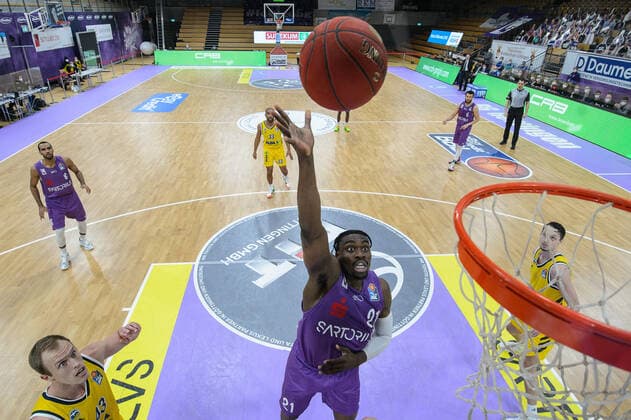 BG Göttingen ALBA BERLN 02 02 2021, Basketball Bundesliga easyCredit BBL, season 2020 2021, main round, 10 matchday, BG Göttingen ALBA BERLN Göttingens Tai Odiase throws at the basket Göttingen Lower Saxony Germany