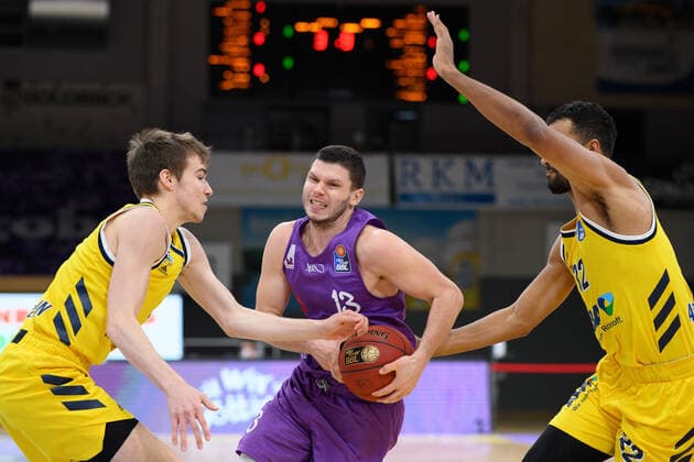 BG Göttingen ALBA BERLN 02 02 2021, Basketball Bundesliga easyCredit BBL, season 2020 2021, main round, 10 matchday, BG Göttingen ALBA BERLN Göttingens Rihards Lomazs M plays against Berlins Malte Delow l and Berlins Johannes Thiemann Göttingen Lower Saxony Germany.