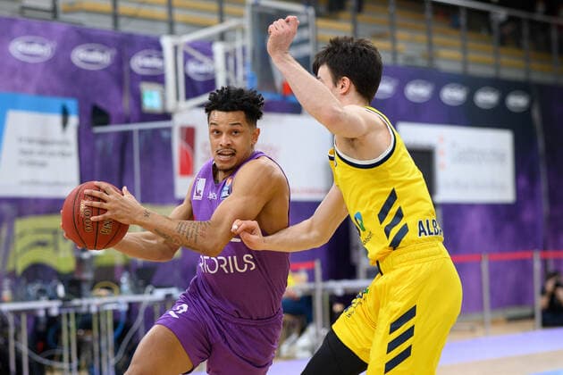 BG Göttingen ALBA BERLN 02 02 2021, Basketball Bundesliga easyCredit BBL, season 2020 2021, main round, 10 matchday, BG Göttingen ALBA BERLN Göttingens Nelson Weidemann l plays against Berlins Jonas Mattisseck Göttingen Lower Saxony Germany