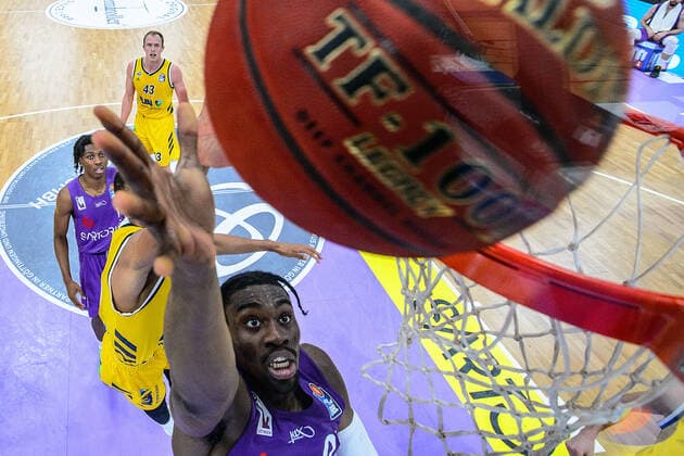 BG Göttingen ALBA BERLN 02 02 2021, Basketball Bundesliga easyCredit BBL, season 2020 2021, main round, 10 matchday, BG Göttingen ALBA BERLN Göttingens Tai Odiase throws at the basket Göttingen Lower Saxony Germany
