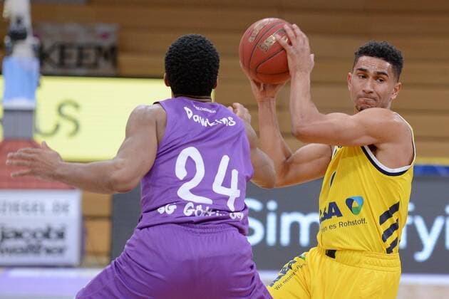 Maodo Lo Alba Berlin on the ball and Aubrey Dawkins BG Goettingen , Basketball, Bundesliga, BBL, BG Goettingen Alba Berlin 02 02 2021, BG Goettingen Alba Berlin, Basketball, Bundesliga, GER, BBL, 02 02 2021 Goettingen Copyright: xEibner-Pressefotox-xRolandxSippelx